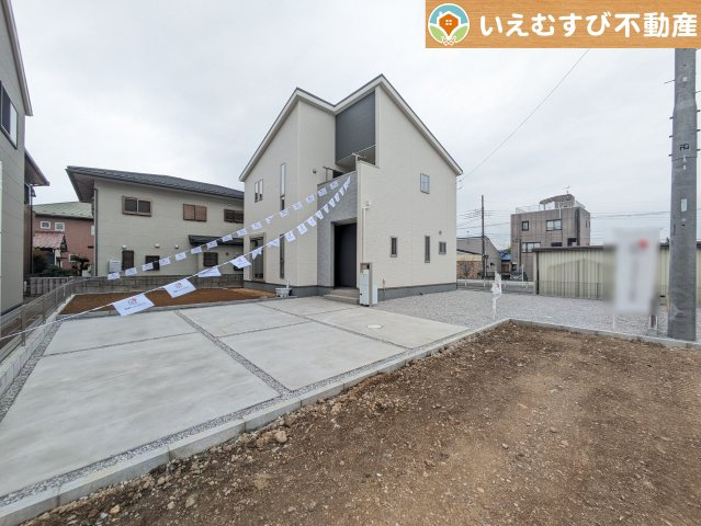 並列3台駐車可能なゆとりのカースペース　複数台車をお持ちでも、お友達が遊びに来てもゆとりの駐車スペース！