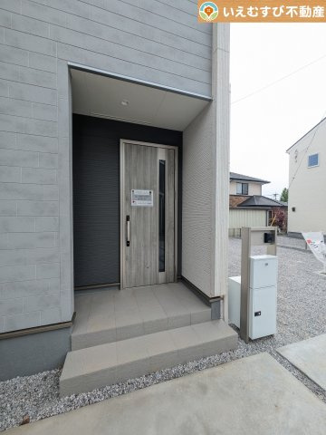 落ち着いた色づかいのエントランス　ゆとりの広さのポーチ付きなので雨の日でも安心♪