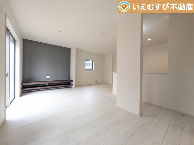 自然光で満たされる明るく開放感溢れるリビング　たっぷりの採光で明るい空間。家族みんなでくつろげます♪