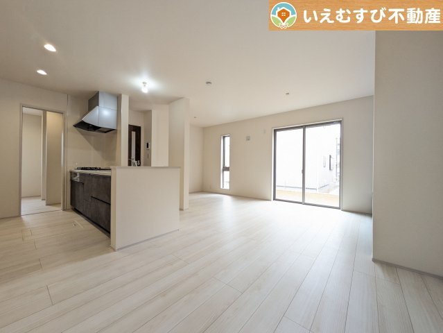 ナチュラルな色合いで落ち着いた印象のリビングダイニング　ぬくもりのあるナチュラルな空間。グリーンを飾っても相性が良さそうですね♪