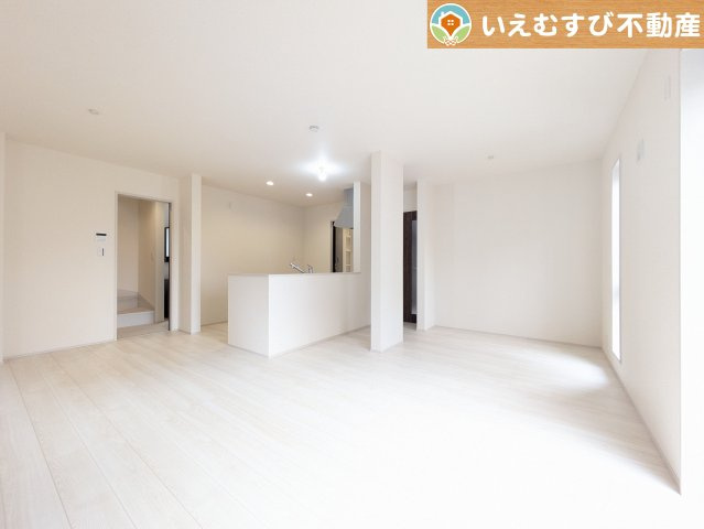 開放感と家族との距離感にこだわったＬＤＫ　採光たっぷりのリビングで休日には家族みんなでくつろげそうですね♪