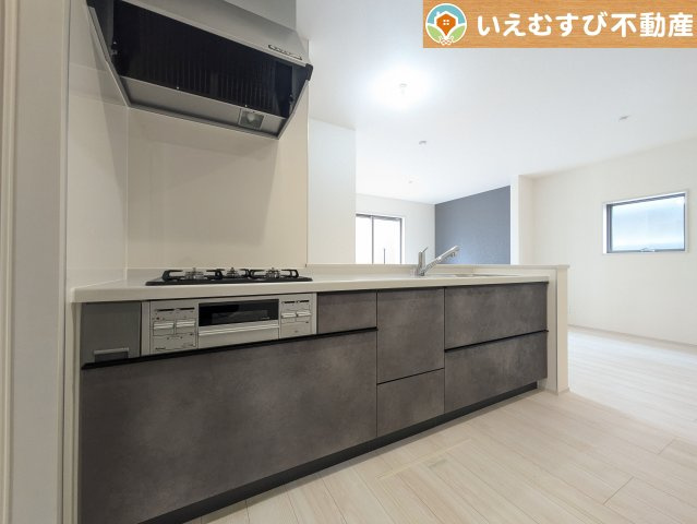 機能性収納性に溢れるキッチン。　収納もたっぷり付いていてすっきり片付く！毎日楽しくお料理が出来そうです！