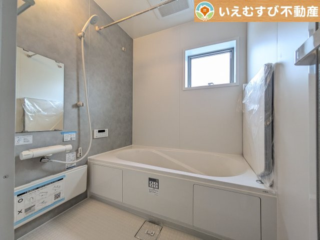 クールなグレーが高級感を演出　おしゃれな雰囲気の浴室。ゆとりの空間で一日の疲れをしっかりリセット♪