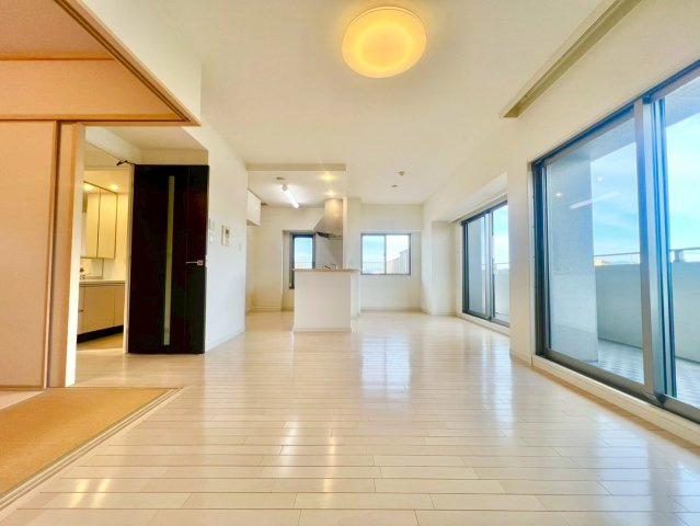 約17.8帖の広々としたリビング！角部屋のため陽当たり良好です！