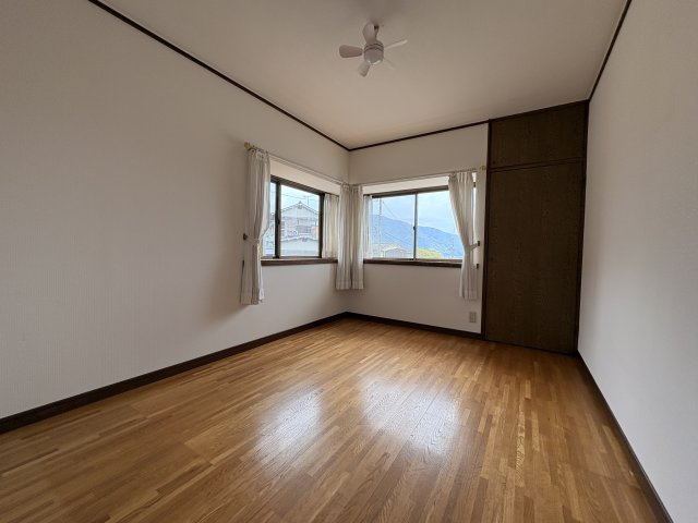 大きな窓から自然光が差し込む明るい洋室です。フローリング仕様でお掃除もしやすく、子供部屋や寝室など多用途に利用できます。家具の配置もしやすい形状で、レイアウトの自由度が高いのも魅力となっています。
