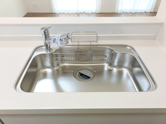 【シンク】　クリアな水が毎日使え、見た目にもスマートな浄水器一体型。お米を炊いたりする際には浄水機能をつかうこともできて、人気の商品です。