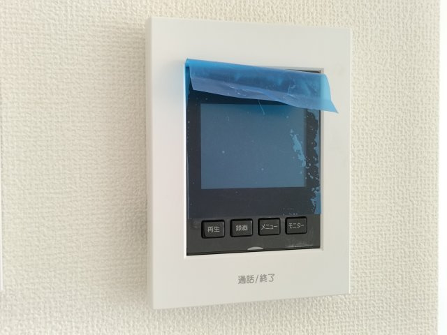 【TVモニター付きインターフォン】　訪問者の顔を見ることができるので、安心してドアを開けられます。