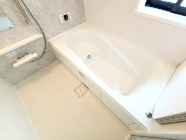 【浴室】　一日の疲れを癒す広々バスルームです。