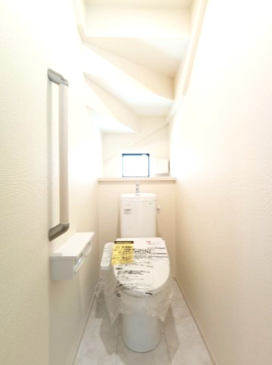 【1階トイレ】　トイレは温水洗浄便座付です。