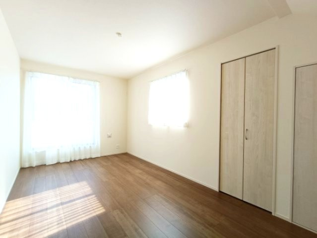 【洋室約8.25帖】　ゆったりサイズの洋室は、主寝室にいかがでしょうか？