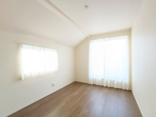【洋室約6.75帖】　バルコニーに面した明るいお部屋です。陽気に楽しみ、やすらぐ室内。