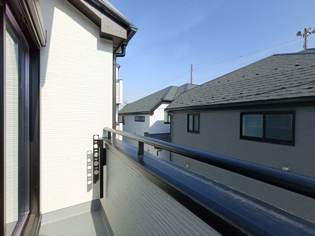 【バルコニー】　南東向きバルコニー。朝日をしっかり浴びることができます。