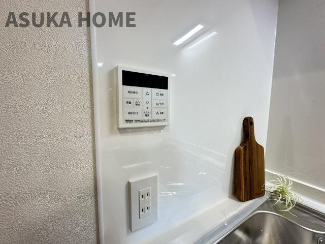 キッチン横にあるのでお料理しながら片手間でお風呂の準備が楽々です。