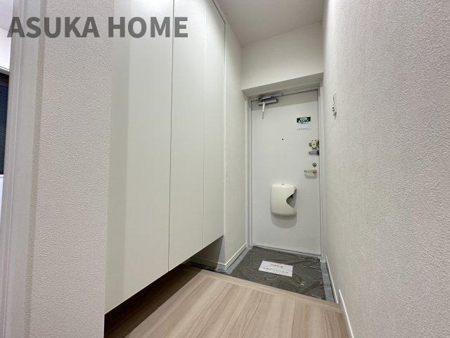 白を基調とした明るい印象の玄関です。玄関収納も多いので、スッキリと使えそうですね。