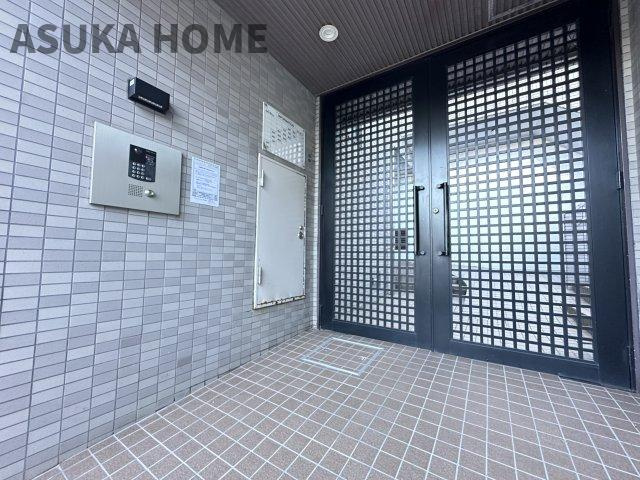 綺麗に整備されたエントランス部分です。セキュリティー面でも安心のオートロックを完備。