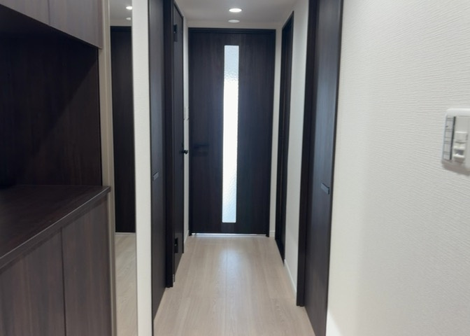 内装はとにかくおしゃれなものがいい！と選ぶ前に、まず住んだ後のことを想像してみましょう。住んでみたらコンセントの位置が悪くて使いにくいなど出てきます。事前にどの家電をどこに置くか想定しておきましょう。