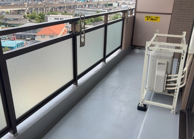バルコニーは、室外の専用スペースのうち、「屋根がなく開放された空間」であるものを指します。ベランダより広いタイプのものが多く、日当たりもよいため家庭菜園などを楽しみたい人にとって適した環境となります。