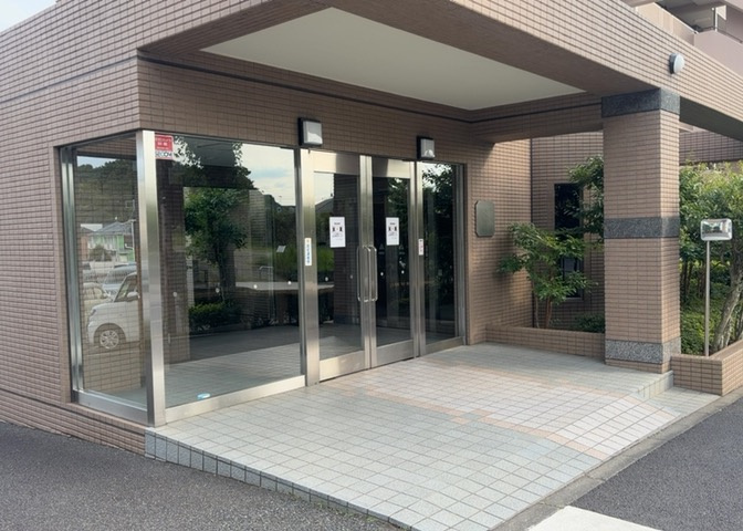 マンションのエントランスには、もともと風よけや防犯の役割がありますが、マンションによって宅配ボックスなどの設備が備わっている所もあります。日々の生活をイメージしながら生活しやすさをチェックしましょう。