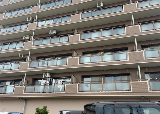 外観はマンション管理がされているかの目安になります。築年数が古いと、壁面は劣化してひび割れが生じることも！建物が古びていても細かいところが修繕されていると、きちんと管理されているなぁと感じるでしょう。