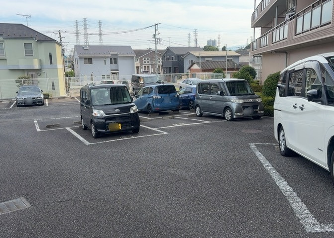車一台あたりに必要なスペースは、標準サイズの普通自動車で横幅2m50cm、長さ5mは必要になります。ただし、乗降のことも考慮して横幅3m30cm、長さ5m50cmほどは確保できるところを選びましょう。