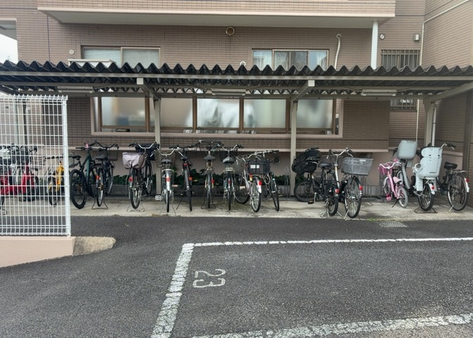 マンションの駐輪場は、事前に空きがあるか確認を取ると安心です。せっかく入居したのに駐輪スペースがない！なんてことになったら大変ですよね。そこで、内見時や購入前にはまず事前に確認しておくと良いでしょう。