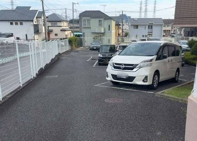 駐車場と明記されていても、最小スペースでつくられた駐車場だと大型車は駐車できなかったり、出入りしにくくなったりする可能性があります。お車のサイズと購入したい物件の駐車場のサイズを現地で確認しましょう。