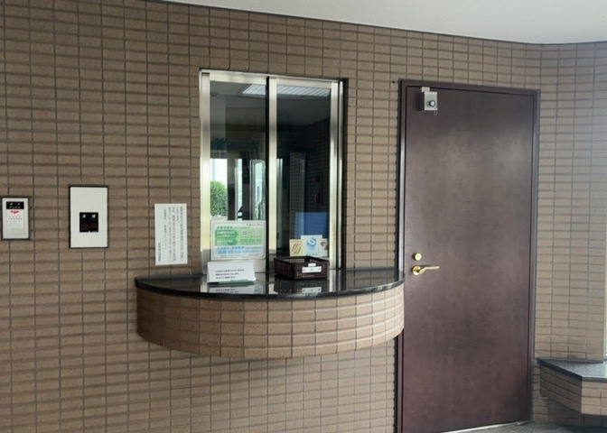 受付はマンションコンシェルジュがいる場合もあれば、管理人が滞在する小部屋を総称して呼ぶことがあります。主にエントランスに設置されていることから、防犯面でも期待ができます。防犯設備がない場合はより安心！