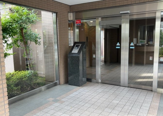 ロビーというと、エントランスと何がちがうの？と思いますよね。実はロビーとエントランスには明確な決まりはありません。物件によっては、エントランスを入って広がるある程度の広さのある空間がロビーとなります。
