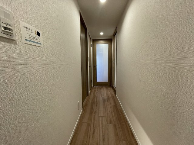 明るく広々とした廊下