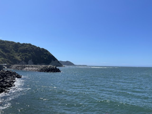 小坪海浜公園そばから見た葉山方面の海