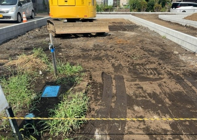 土地の面積＝住宅面積ではありません。建ぺい率の問題などで、土地のある場所によって住宅を建てられる面積は限られています。高さもしかり、「土地」という言葉の中には、建築条件も含まれると考えておきましょう。