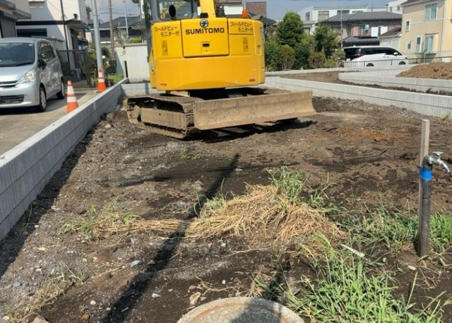 家を建てる場合、方位は要チェックです。現実的に日当たりのよい家ならばリビングは南側、建築基準法でも北側に当たる家への配慮は求められています。土地を見学に行く際は、方位磁針を持って行くようにしましょう。
