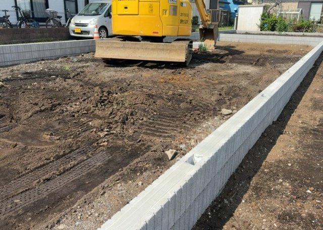 土地の前の道路に消火栓が設置されていることがあります。この場合、道路交通法第45条第1項により、駐車禁止の場所が指定されています。そのため、車庫などの駐車スペースをつくることができない場合があります。