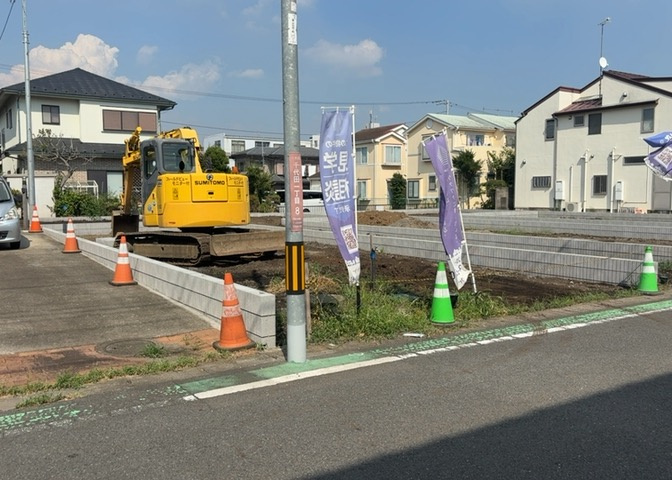 現地に行くなら、物件の周囲の地形がどうなっているかを見ることも大切です。周辺より低くなっている土地では、大雨などで水が集まりやすいため、地盤が弱くなっているということも考えられるため、注意が必要です。
