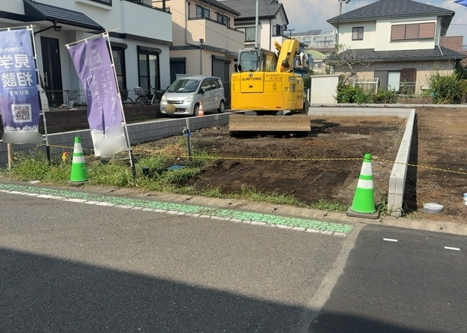 土地購入を検討されている場合、境界杭がない状態で購入してしまうと境界確定測量をする必要があり、費用がかかります。購入の前に、売主、隣土地所有者立ち合いのもと境界を確定し境界杭を設置するのがベストです。