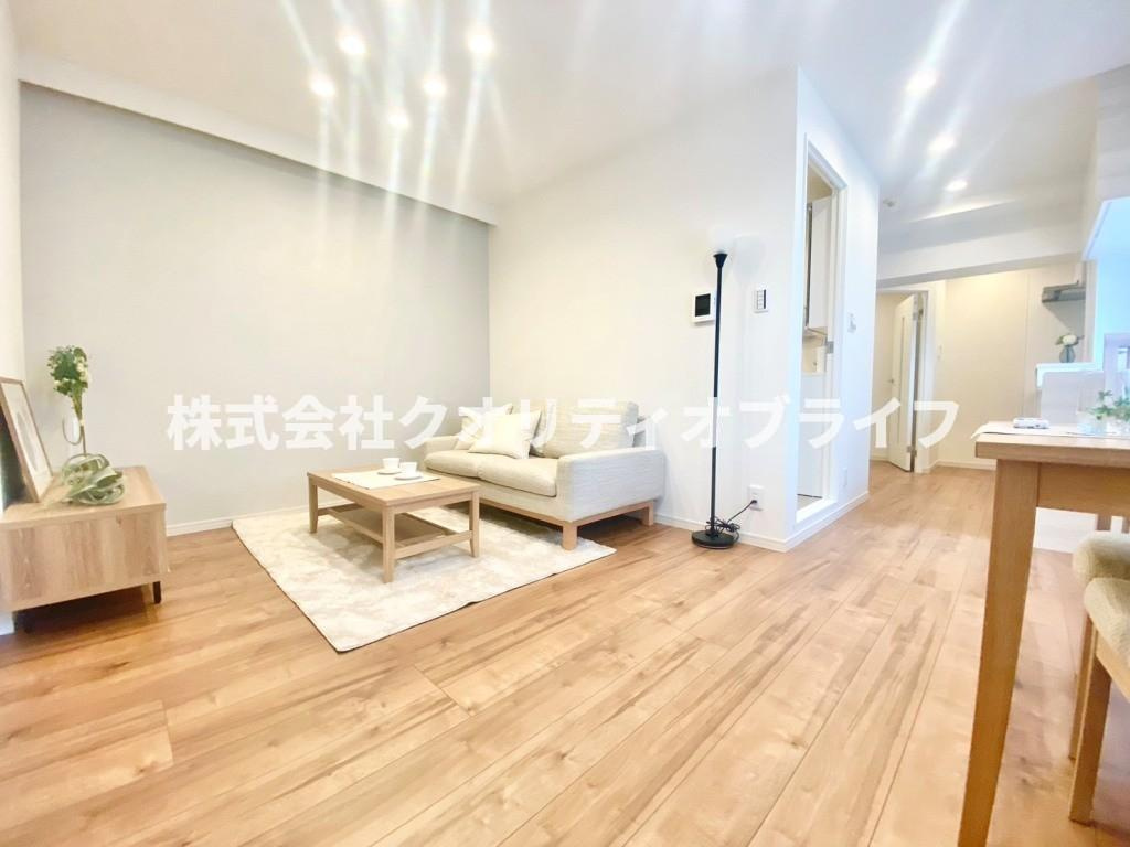 壁面が多く家具の配置がしやすい縦長タイプのリビング。隣接する洋室の扉を開放することで、さらに広々とした大空間としてフレキシブルに活用できる使い勝手の良い間取りです。