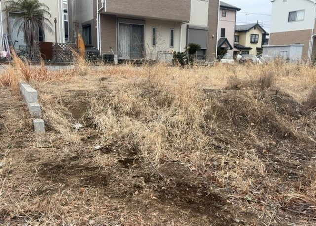 土地の面積＝住宅面積ではありません。建ぺい率の問題などで、土地のある場所によって住宅を建てられる面積は限られています。高さもしかり、「土地」という言葉の中には、建築条件も含まれると考えておきましょう。