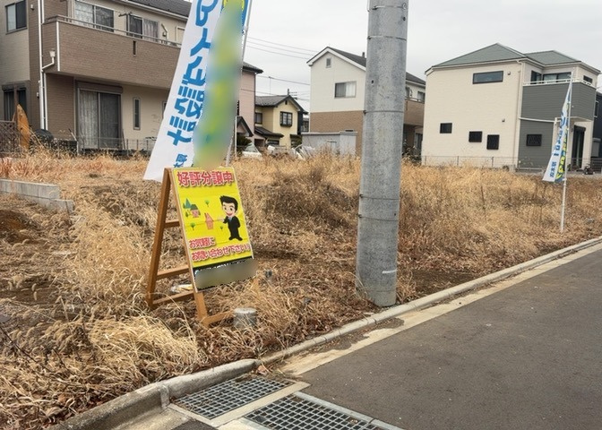 家を建てる場合、方位は要チェックです。現実的に日当たりのよい家ならばリビングは南側、建築基準法でも北側に当たる家への配慮は求められています。土地を見学に行く際は、方位磁針を持って行くようにしましょう。