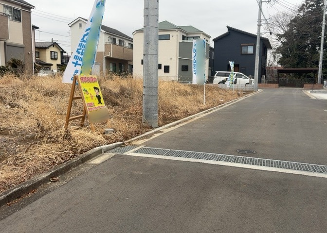土地を買う際、住む地域の自治体や福祉の補助制度にも注目してみましょう。子供や老人の医療補助やゴミ出しのルールなど、自治体によってルールに大きな違いがあるため、暮らしやすい土地で判断するとよいでしょう。