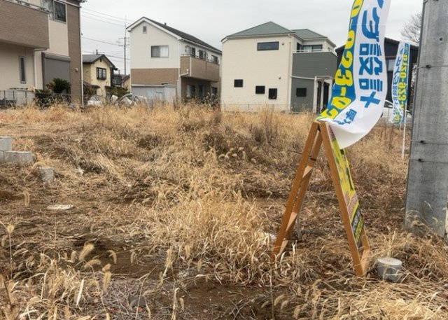 土地の前の道路に消火栓が設置されていることがあります。この場合、道路交通法第45条第1項により、駐車禁止の場所が指定されています。そのため、車庫などの駐車スペースをつくることができない場合があります。