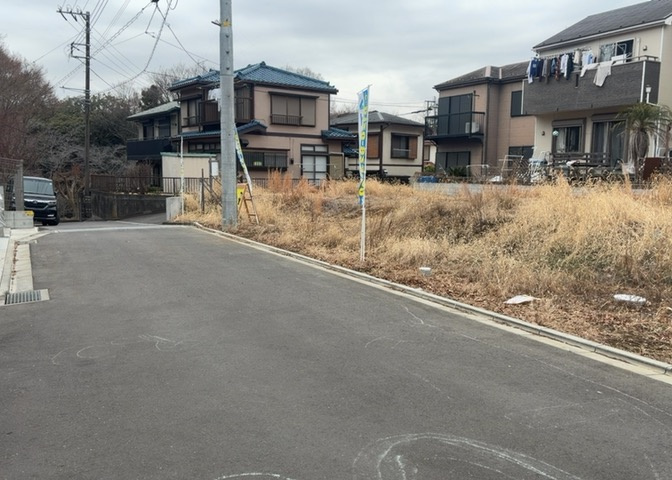 現地に行くなら、物件の周囲の地形がどうなっているかを見ることも大切です。周辺より低くなっている土地では、大雨などで水が集まりやすいため、地盤が弱くなっているということも考えられるため、注意が必要です。