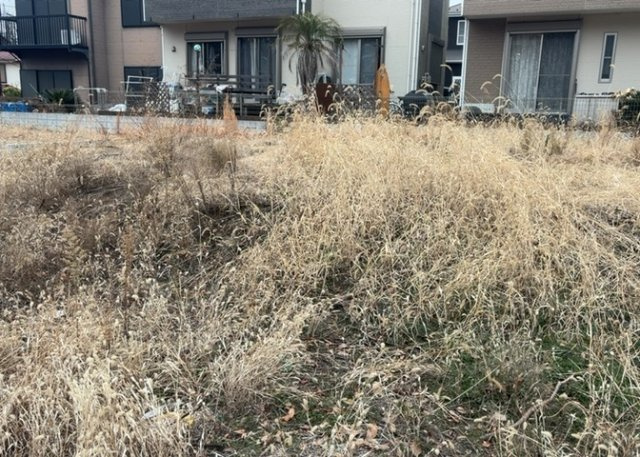 土地購入を検討されている場合、境界杭がない状態で購入してしまうと境界確定測量をする必要があり、費用がかかります。購入の前に、売主、隣土地所有者立ち合いのもと境界を確定し境界杭を設置するのがベストです。