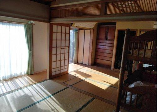 中央のふすまで仕切れる和室！　用途にあわせて空間を仕切ることができます。