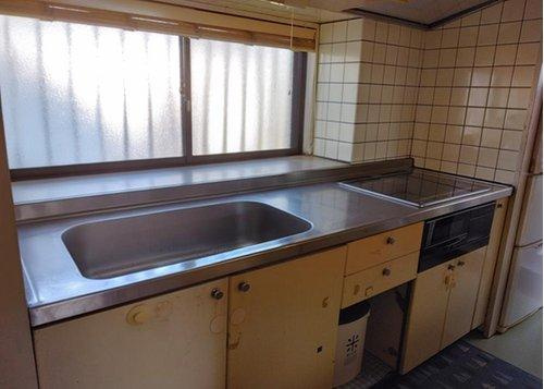 広々としたシンクを備えたキッチン♪　大きな鍋やフライパンも洗いやすいです。