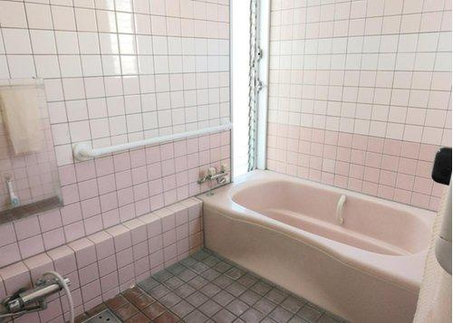 ピンクのタイルでコンパクトなお風呂♪　窓も付いているので換気もバッチリ！