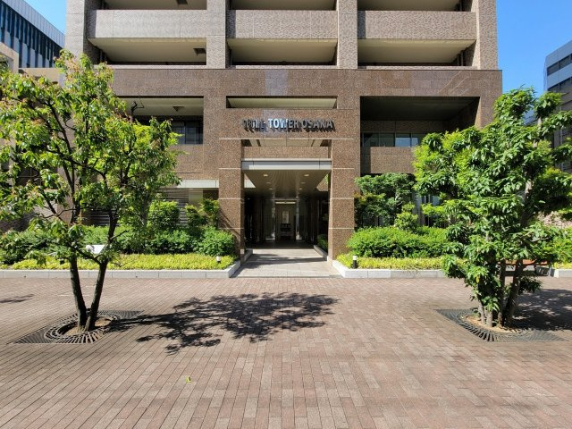 【エントランス外観】開放的な歩道状公開空地と、豊かな植え込みに囲まれた美しいエントランスアプローチ！