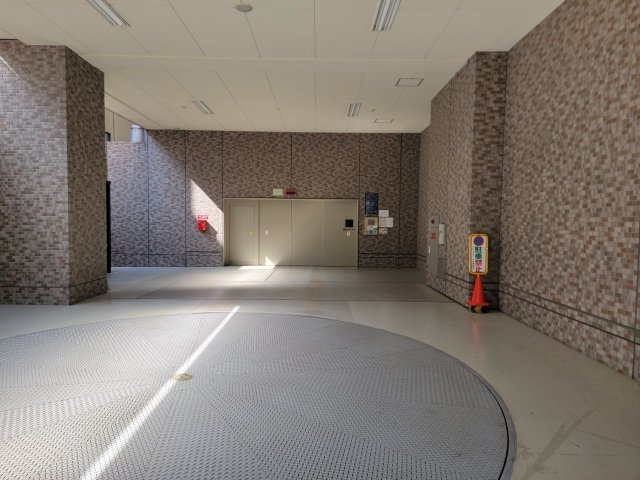 【駐車場（ターンテーブル）】タワーパーキングなので、愛車が風雨にさらされることもございません！