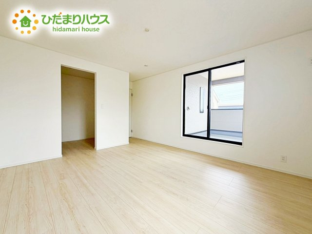 バルコニーに面していて、たっぷり光りの入る明るい主寝室です！