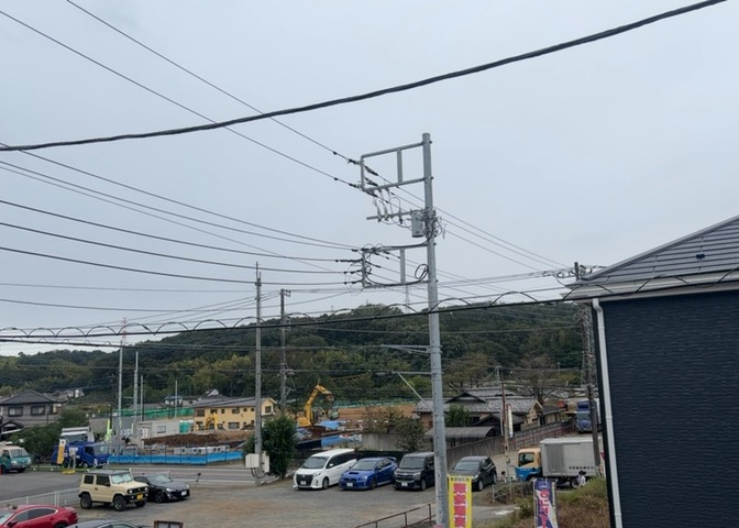 物件からの見晴らしが良い開放的な眺望です。周囲は第一種低層住居専用地域のため高い建物が建ちにくく、将来にわたり陽当りや眺望、ゆったりとした良好な住環境が保たれやすい環境が魅力の立地となっております。