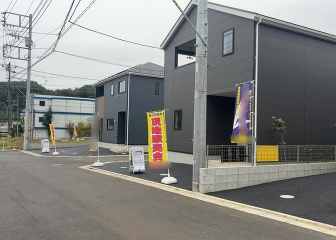 八王子市宮下町に位置する新築一戸建ての現地写真です。前面道路は幅員約4．0ｍの公道に接しており、車の出し入れもスムーズに行えます。閑静な第一種低層住居専用地域で落ち着いた住環境が魅力的な物件です。
